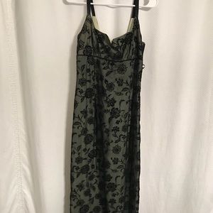 ELEGANT GREEN/BLACK GOWN WITH VELVET FLOWERS!